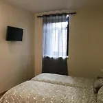 Wood Steel & Glass Hostal *