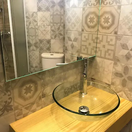 Wood Steel & Glass אכסניה