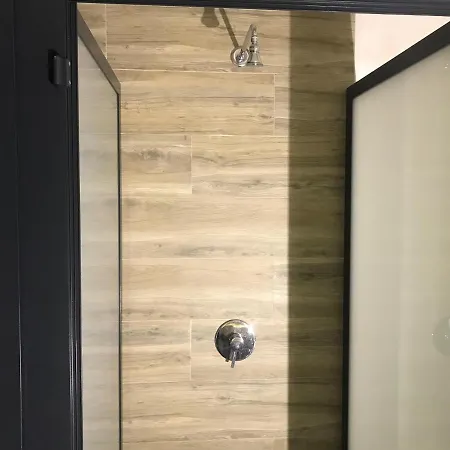 Wood Steel & Glass ホステル