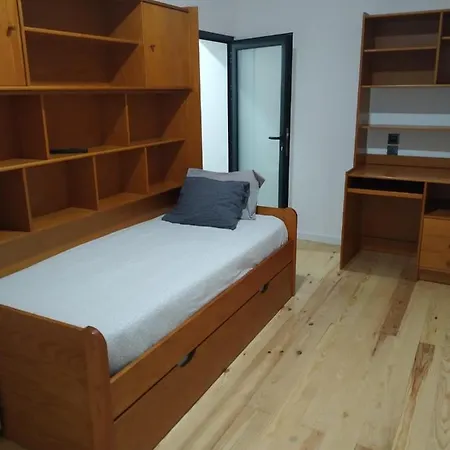 Wood Steel & Glass אכסניה *