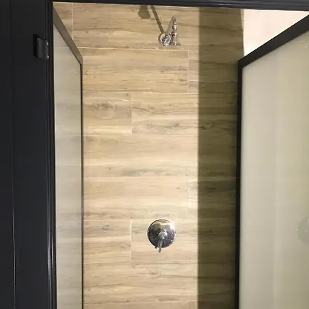 Wood Steel & Glass אכסניה