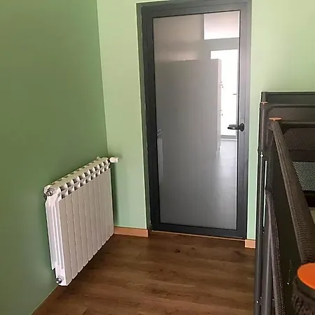 Wood Steel & Glass אכסניה