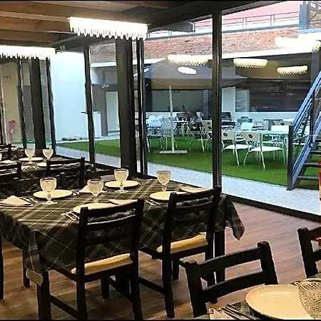 Wood Steel & Glass אכסניה
